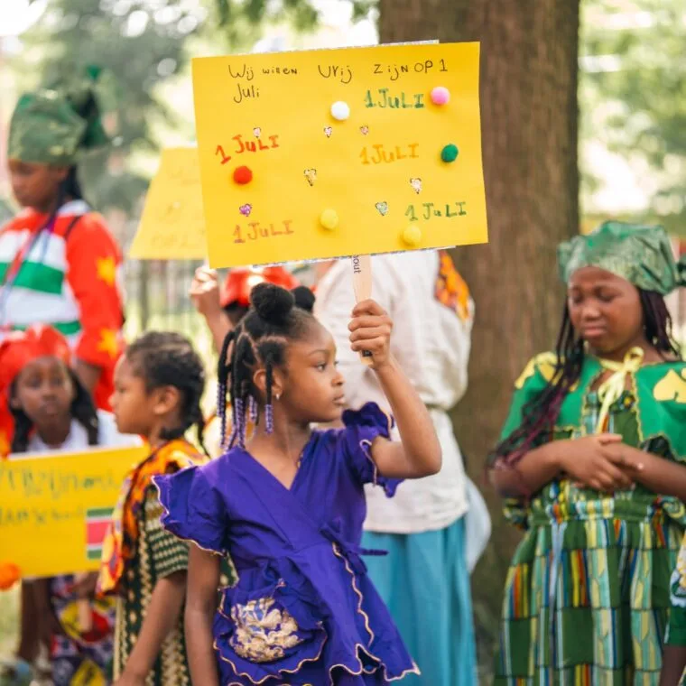 Kinderen doen mee aan activiteiten tijdens Zomerparadijs